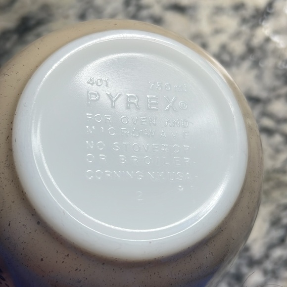 Vintage Pyrex Homestead Mixing Bowls 3 Pieces 401, 402, 403 - 750ml, 1.5L, 2.5L - Picture 13 of 14